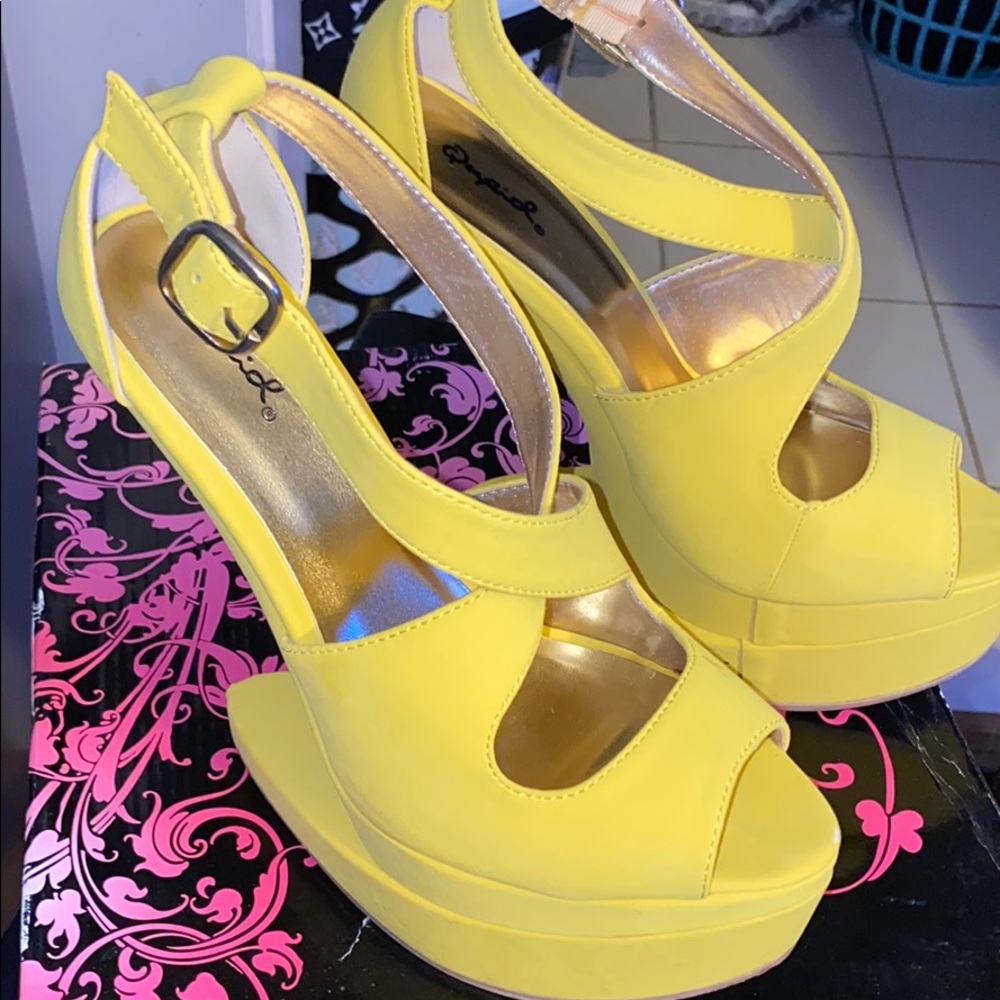 Yellow 💛 Heel Less Heels
